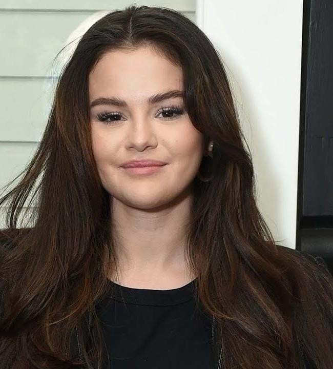 Dynamiczny kolaż przedstawiający Selenę Gomez w dwóch odsłonach: jako piosenkarkę na scenie i aktorkę na planie filmowym, symbolizujący jej wszechstronną karierę.