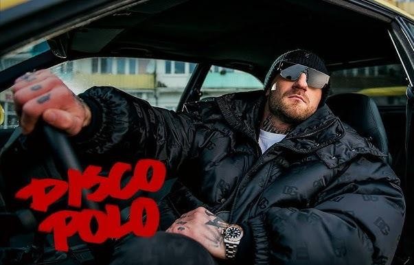 Patryk Woziński Kizo – portret, raper, hip-hop, dynamiczne ujęcie.