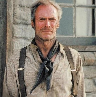 Clint Eastwood w wieku 94 lat, w naturalnym ujęciu, odzwierciedlającym jego aktywność zawodową i życiową mądrość.
